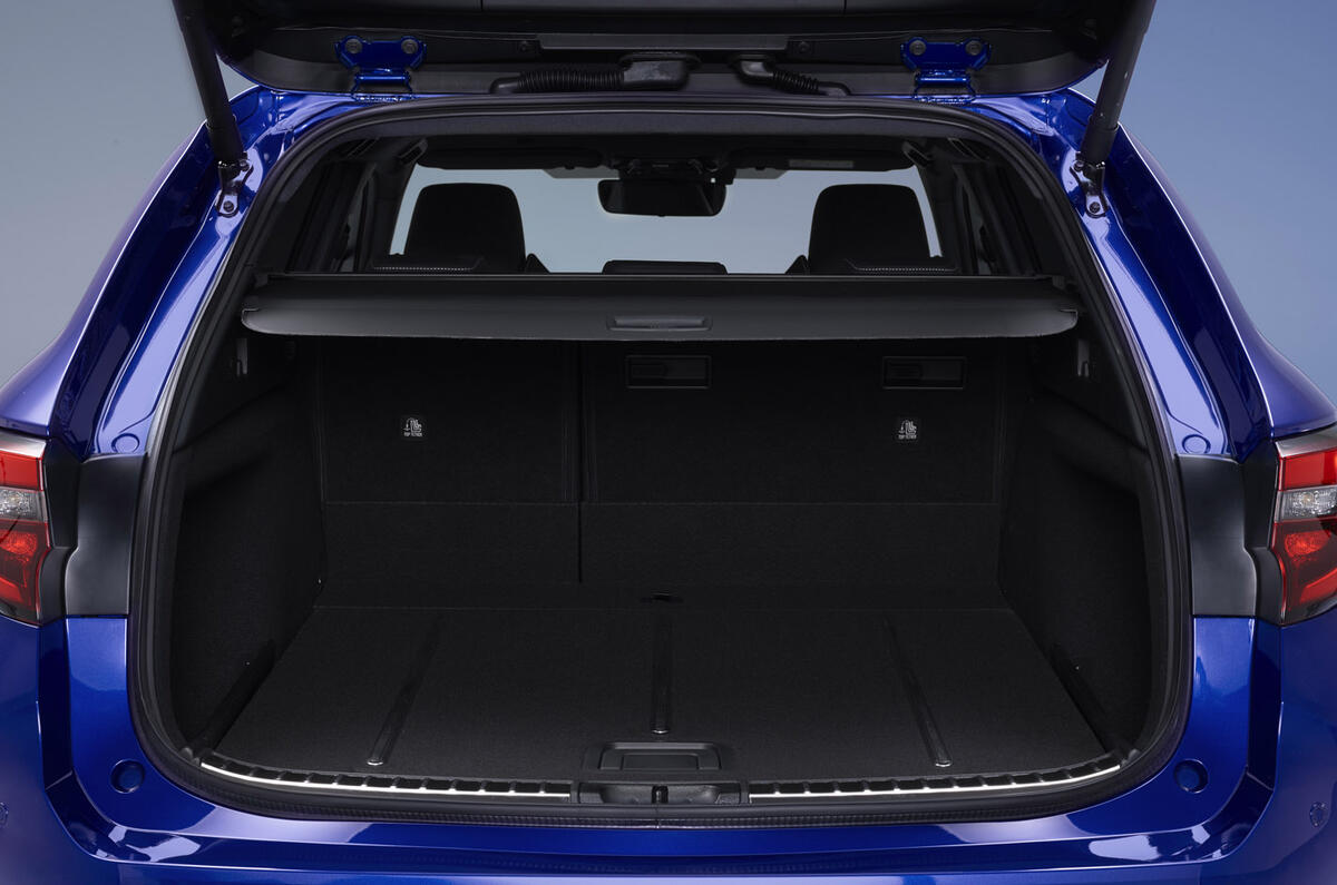 10 Toyota Corolla touring sports proto 2023 FD boot.jpg