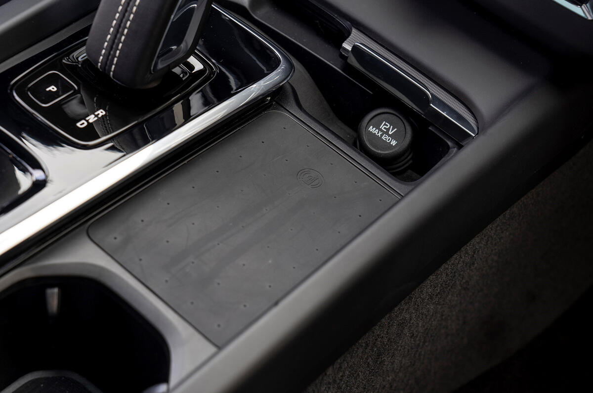 10 Volvo XC60 T8 PHEV 2021 first drive review wifreless charging pad