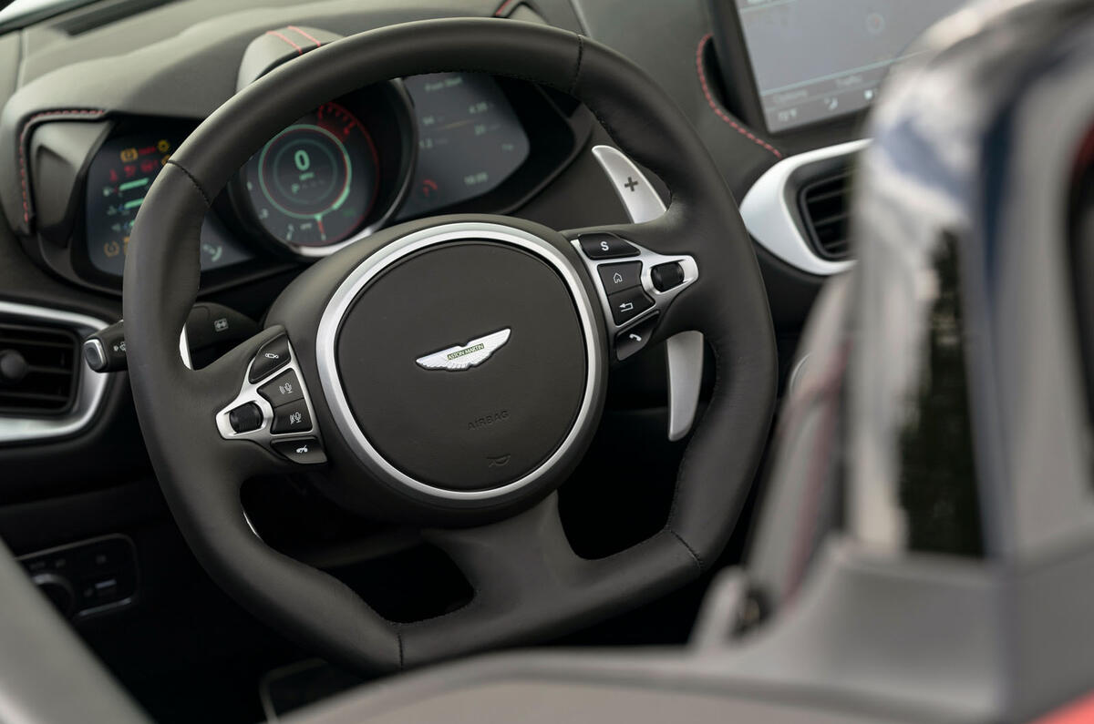 Aston Martin Vantage Roadster 2020 : premier bilan de conduite au Royaume-Uni - volant