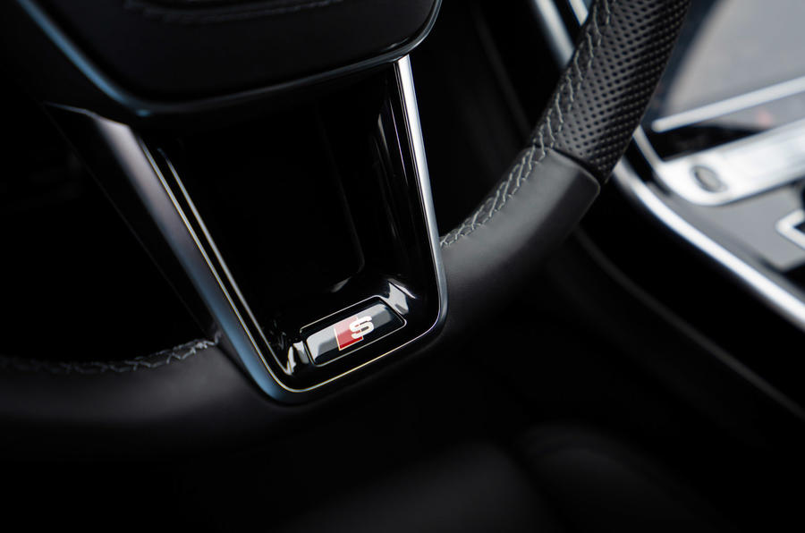11 Audi A8 TFSIe 2022 : essai routier - badge sur le volant