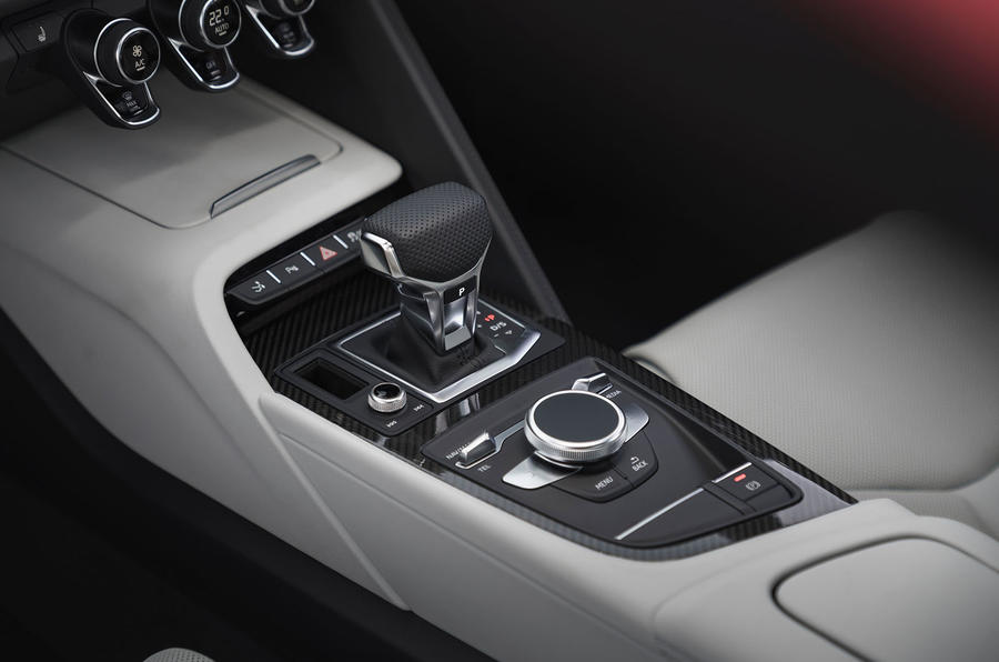 11 Audi R8 V10 RWD Performance 2022 UE : essai de la console centrale