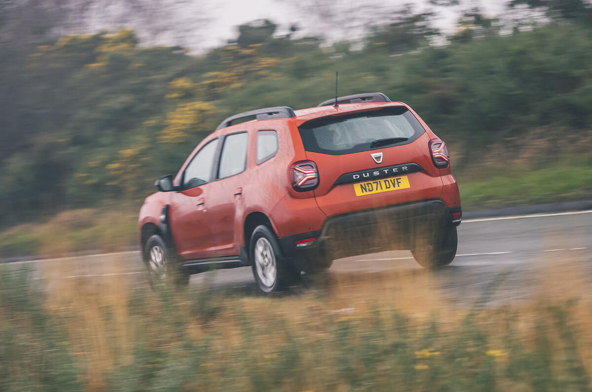 11 Dacia Duster 2x4 2022 UE : premier essai routier, suivi de l'arrière