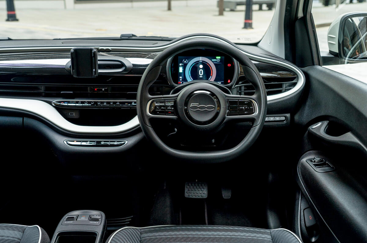 11 Fiat 500e Action 2021 UK FD steering wheel