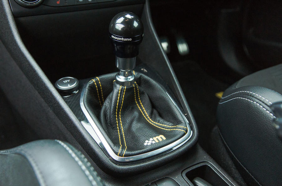 Ford Fiesta ST Mountune m235 2020 : premier bilan de conduite - levier de vitesse