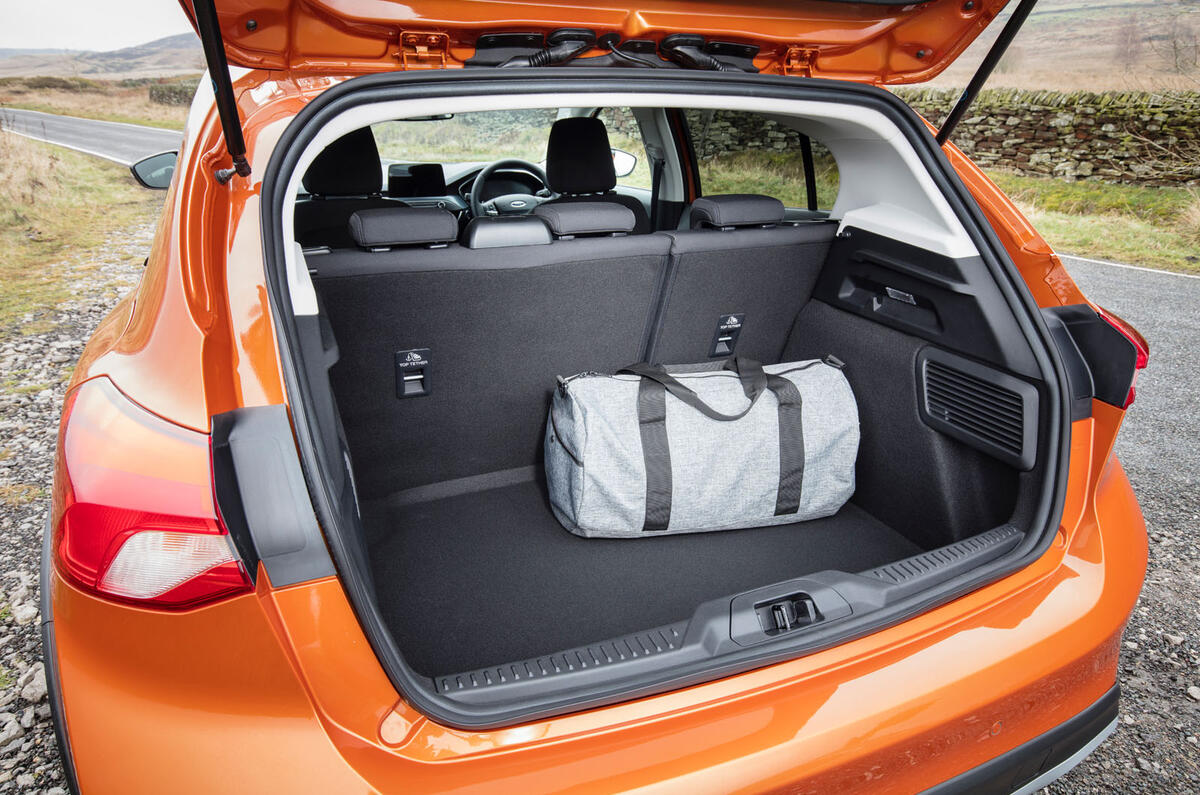 Äánh giá á» ÄÄ©a Äầu tiên cá»§a Ford Focus Active 2019 - khá»i Äá»ng