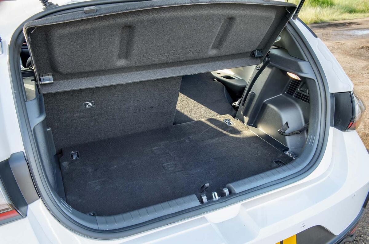 11 Hyundai i20N Line 2021 FD coffre à bagages