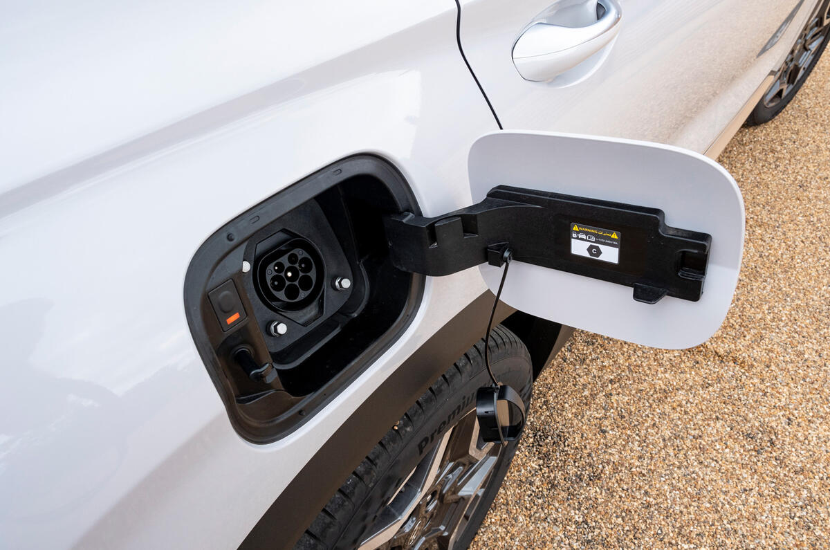 11 Hyundai Santa Fe PHEV 2021 UK FD plug