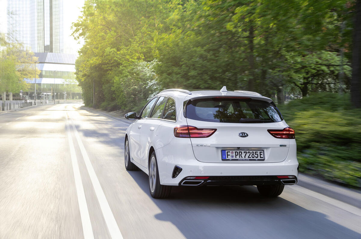 Kia Ceed Sportswagon PHEV 2020 first drive - on the road rear