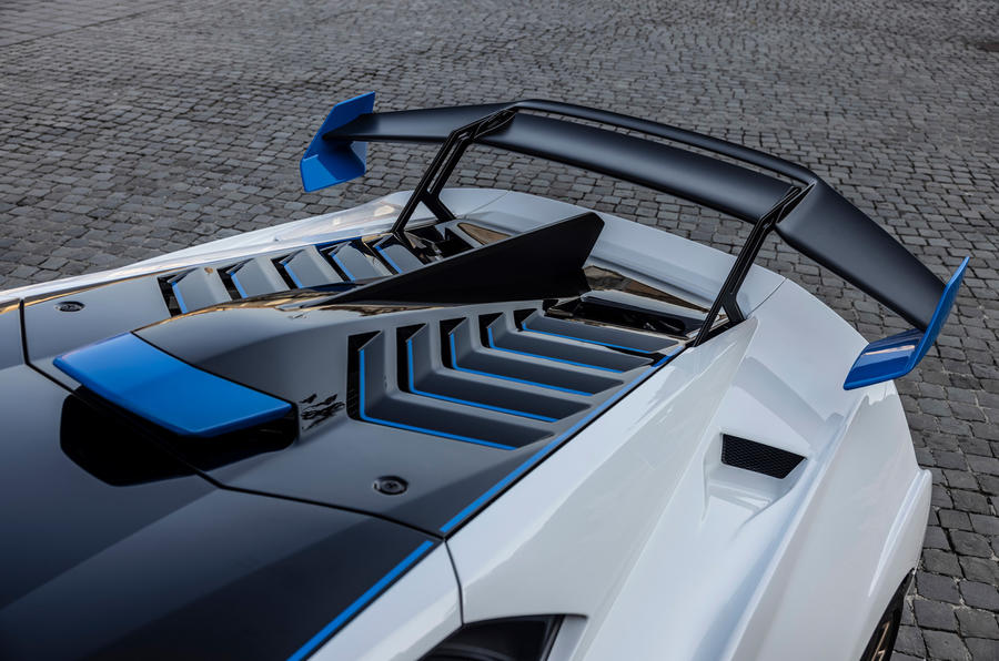 11 Lamborghini Huracan STO 2021 FD cache moteur