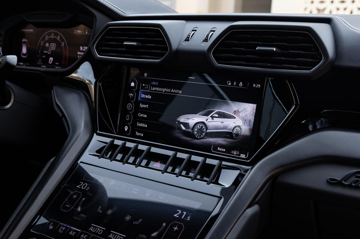 Lamborghini Urus S infotainment