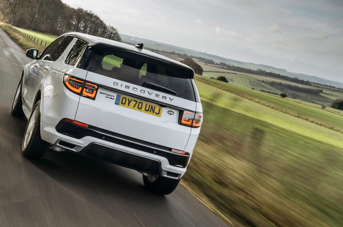 11 Land Rover Discovery P300e 2021 UE FD sur route arrière