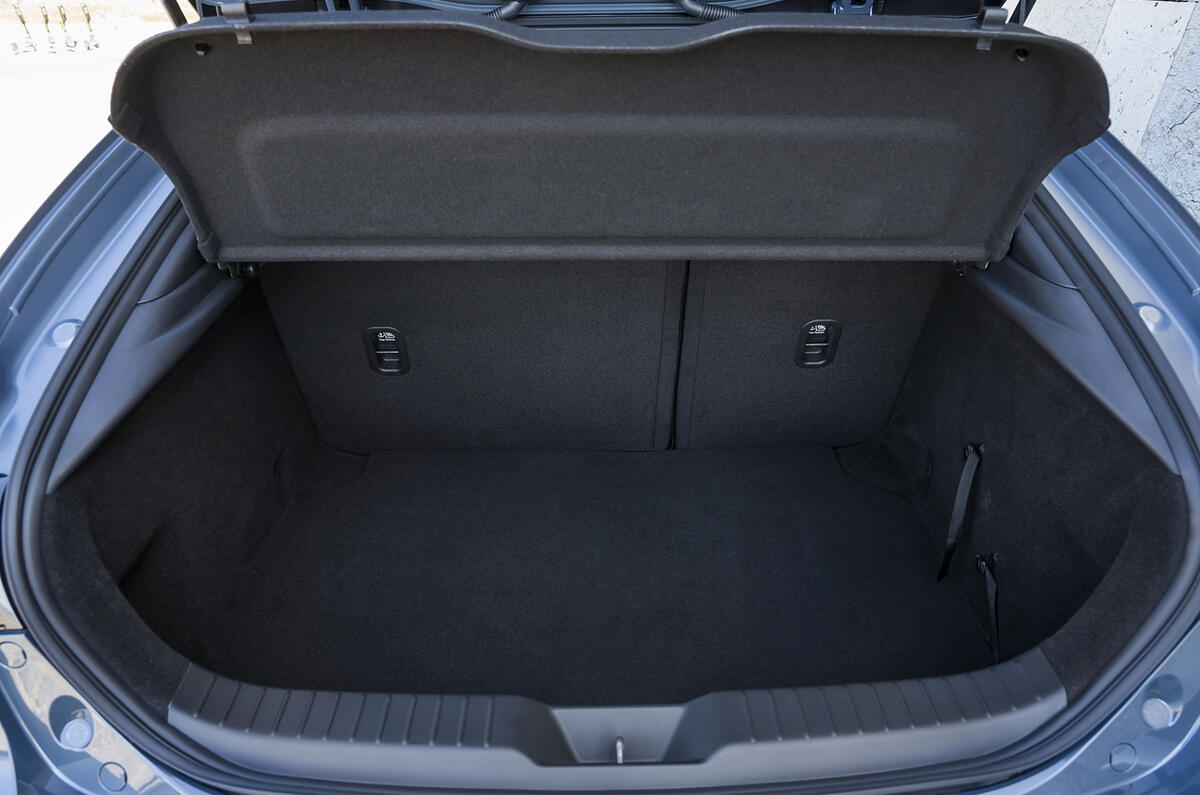 Äánh giá á» ÄÄ©a Äầu tiên châu Ãu Mazda 3 2019 - khá»i Äá»ng