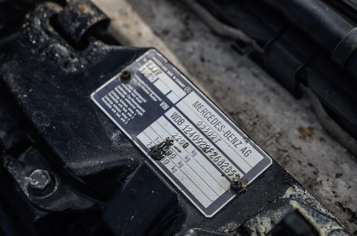 Mercedes-Benz W124 - plaque