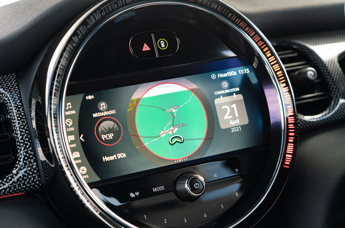 11 Mini Cooper S 2021 UK FD infotainment