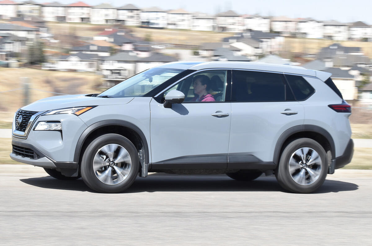 11 Nissan Rogue 2021 USA FD sur route à gauche