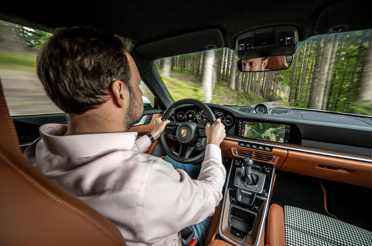 11 Porsche 911 Sport Classic au volant