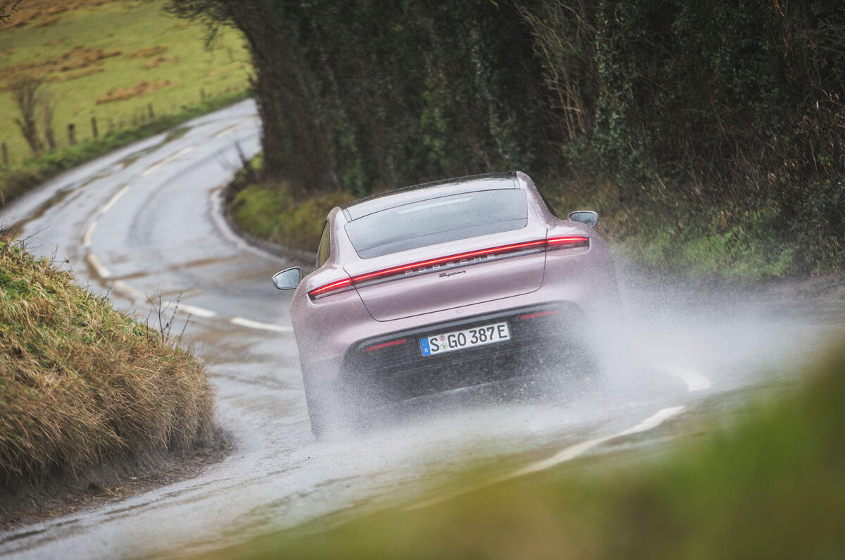 11 Porsche Taycan RWD 2021 : premier examen de conduite sur l'arrière de la route au Royaume-Uni