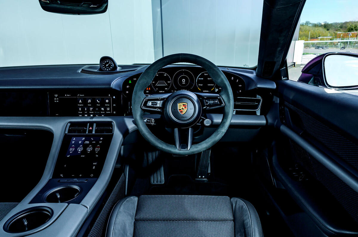 Porsche Taycan Turbo 2020 : premier bilan de la conduite au Royaume-Uni - volant