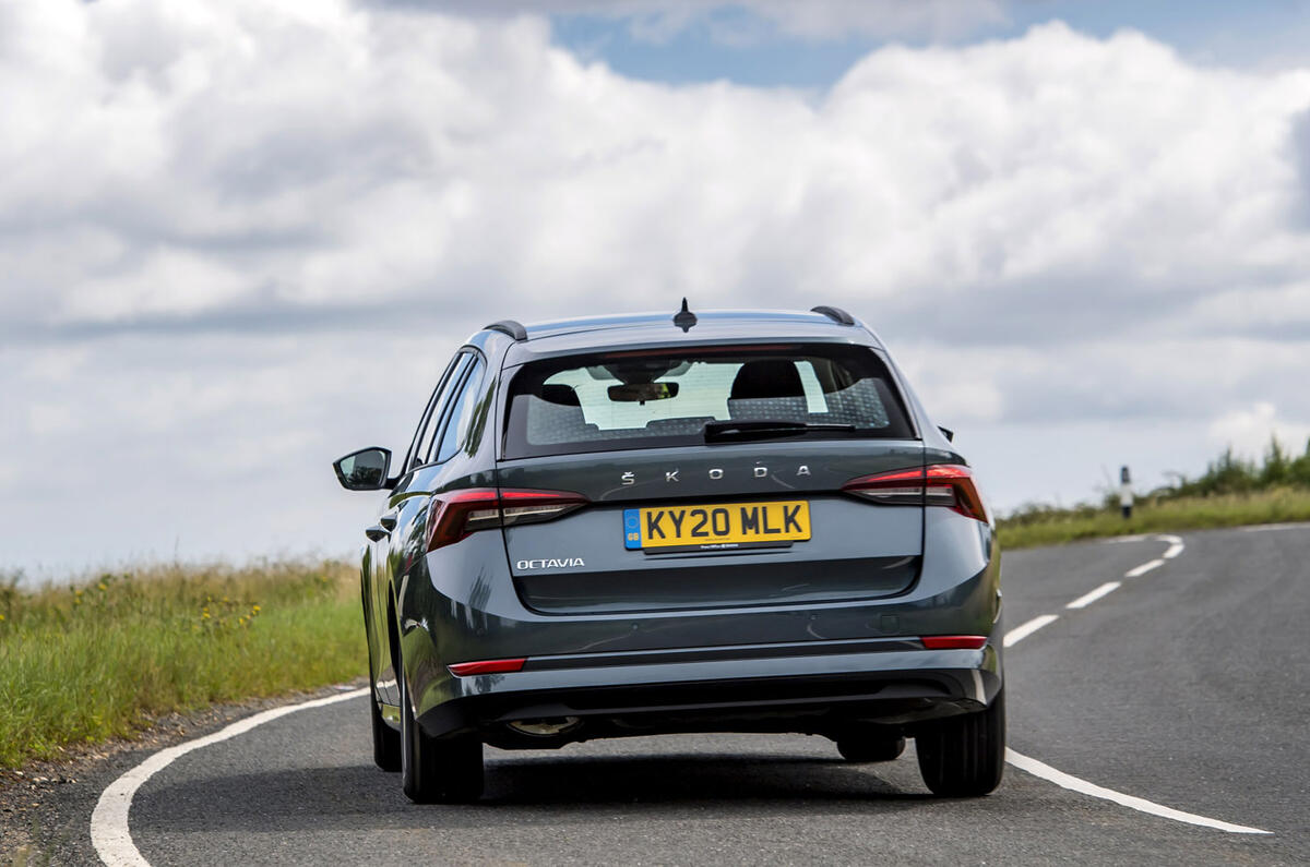 11 Skoda Octavia E Tec hybride 2021 : le premier examen de conduite au Royaume-Uni passe en revue l'arrière