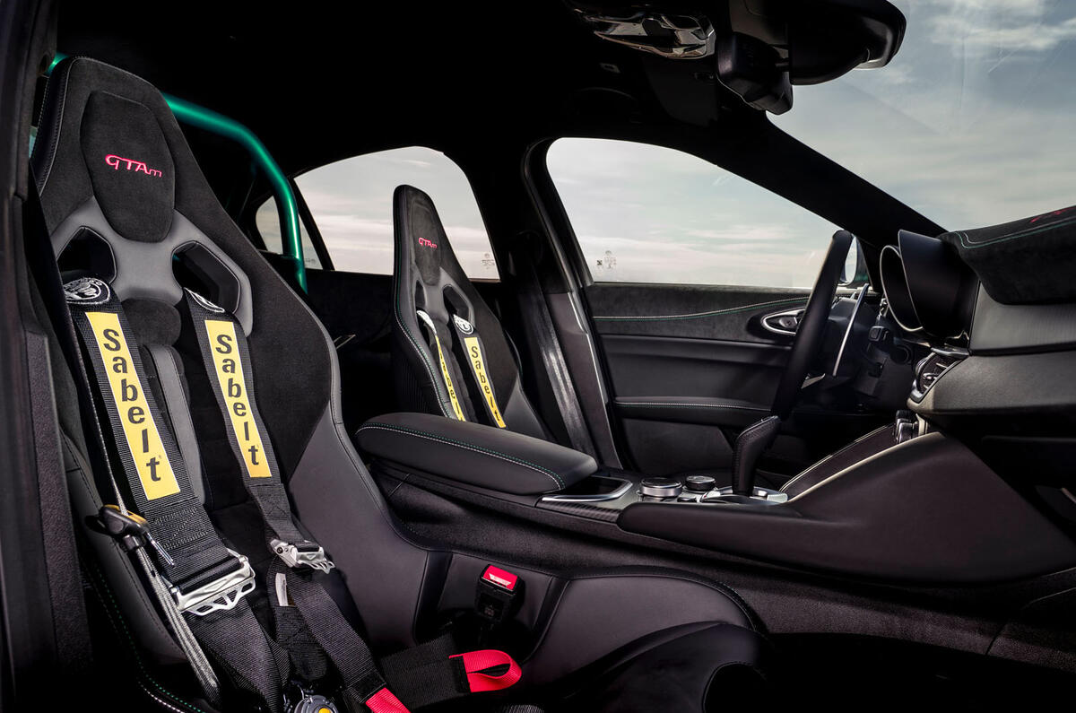 12 Alfa Romeo Giulia GTAm 2021 FD cabin