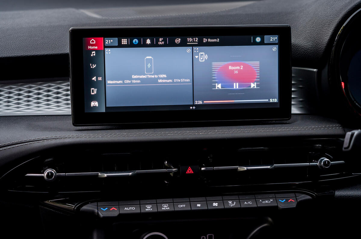 12 Alfa Romeo Tonale PHEV FD 2023 infotainment