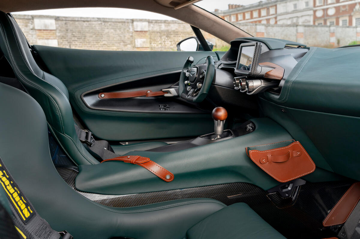 12 Aston Martin Victor 2021 cabine