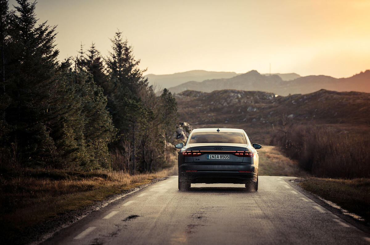 12 Audi A8 2021 premier essai sur route arrière