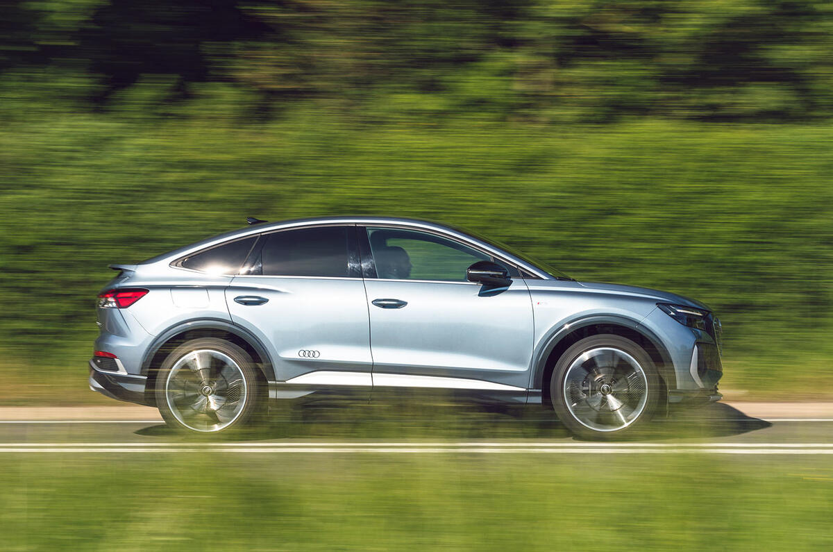 12 Audi Q4 E Tron Sportback 2021 UE FD sur le côté de la route