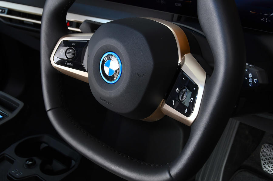 12 BMW iX xDrive40 2021 UE first drive review volant