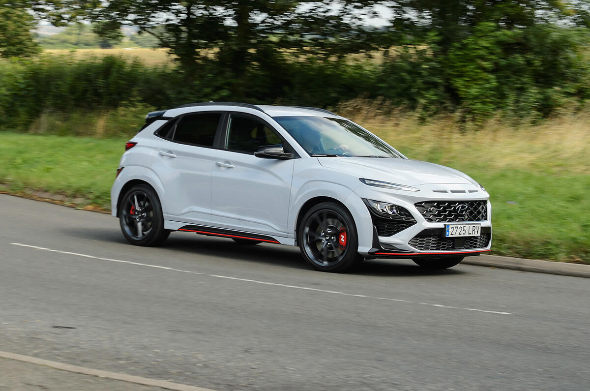 12 Hyundai Kona N 2021 UE LHD FD sur la route avant