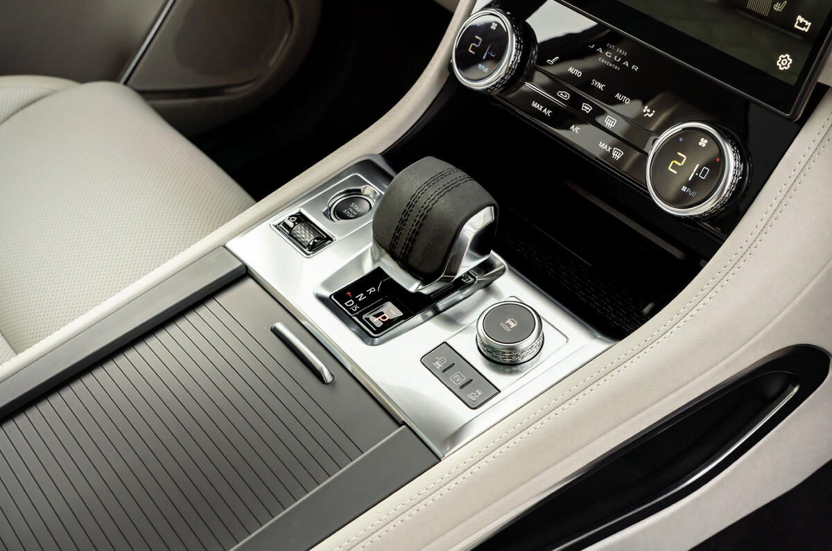 12 Jaguar F Pace P400e 2021, revue du premier essai au Royaume-Uni, console centrale