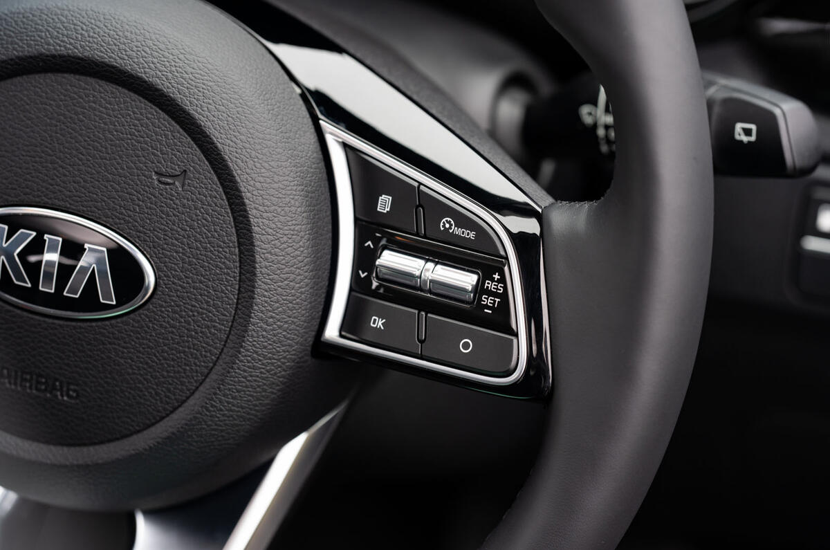 Kia Xceed plug-in hybrid 2020 UK first drive review - steering wheel buttons