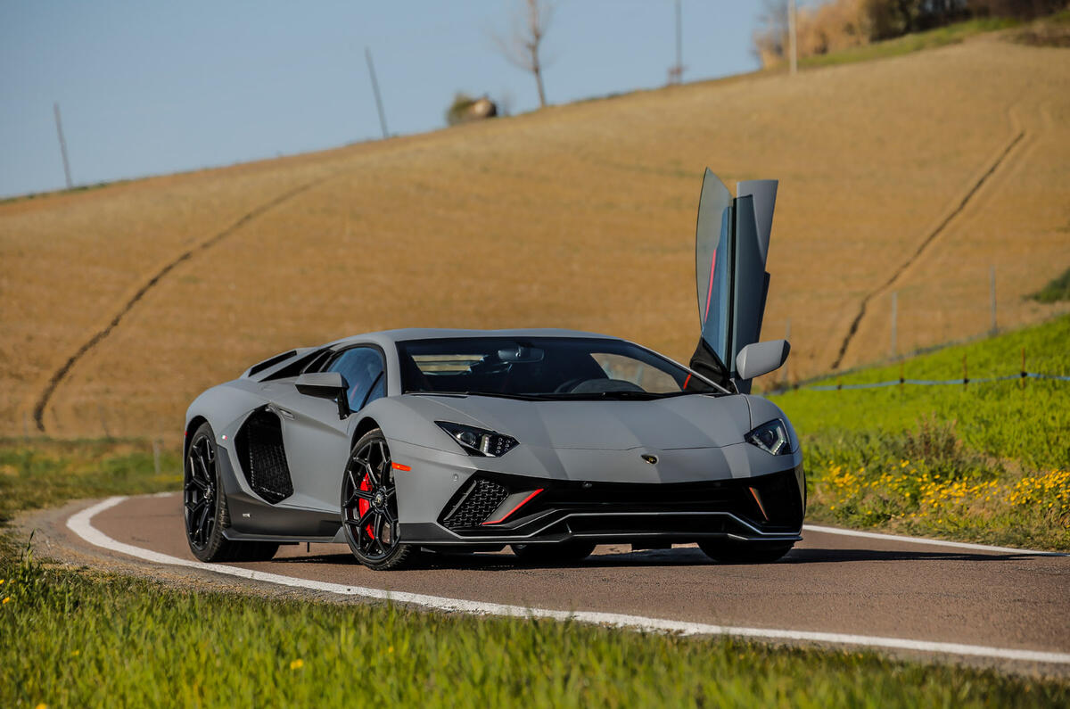 12 Lamborghini Aventador Ultimae 2022 premier essai avant statique