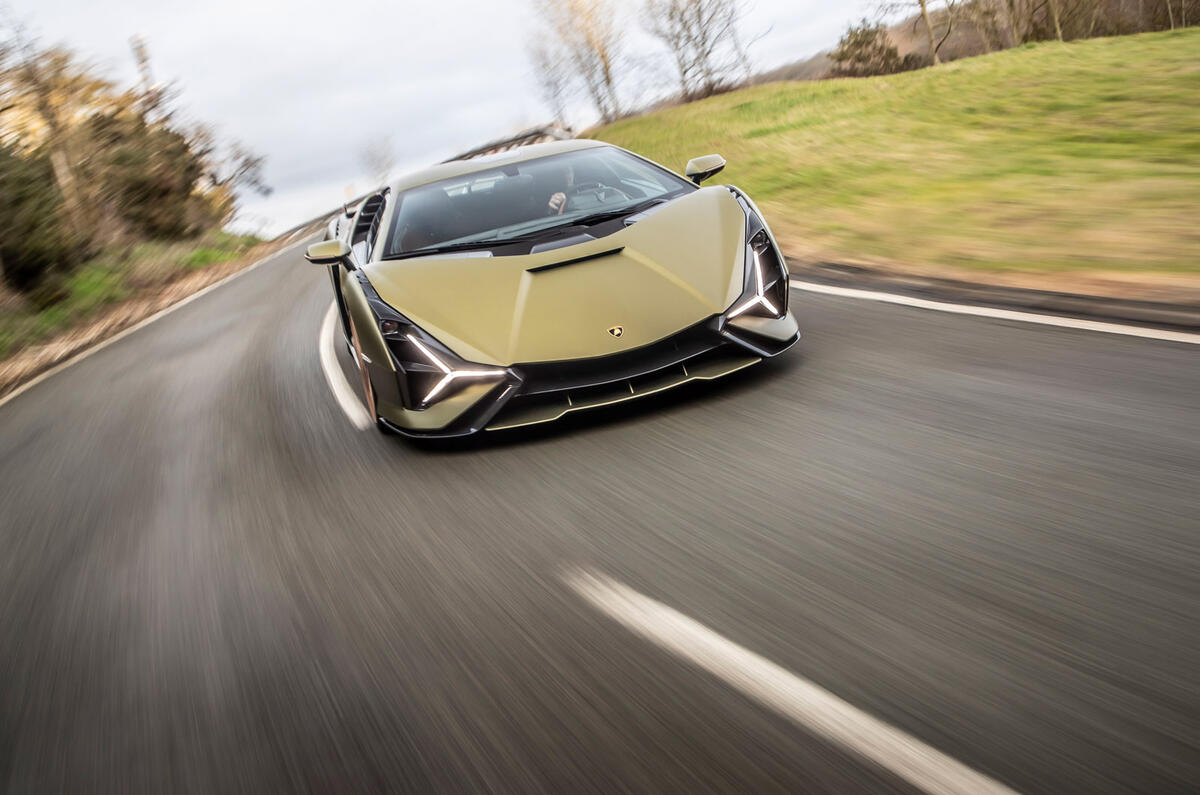 12 Lamborghini Sian 2021 : premier examen de conduite au Royaume-Uni sur le nez de la route