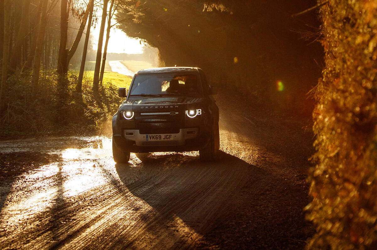 Land Rover Defender 2020 - hero front