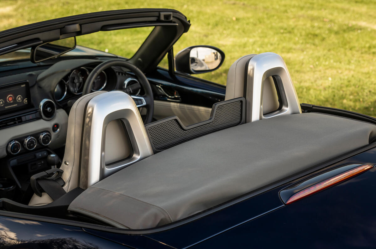 12 Mazda MX 5 Sport Venture 2021 UK FD headrests