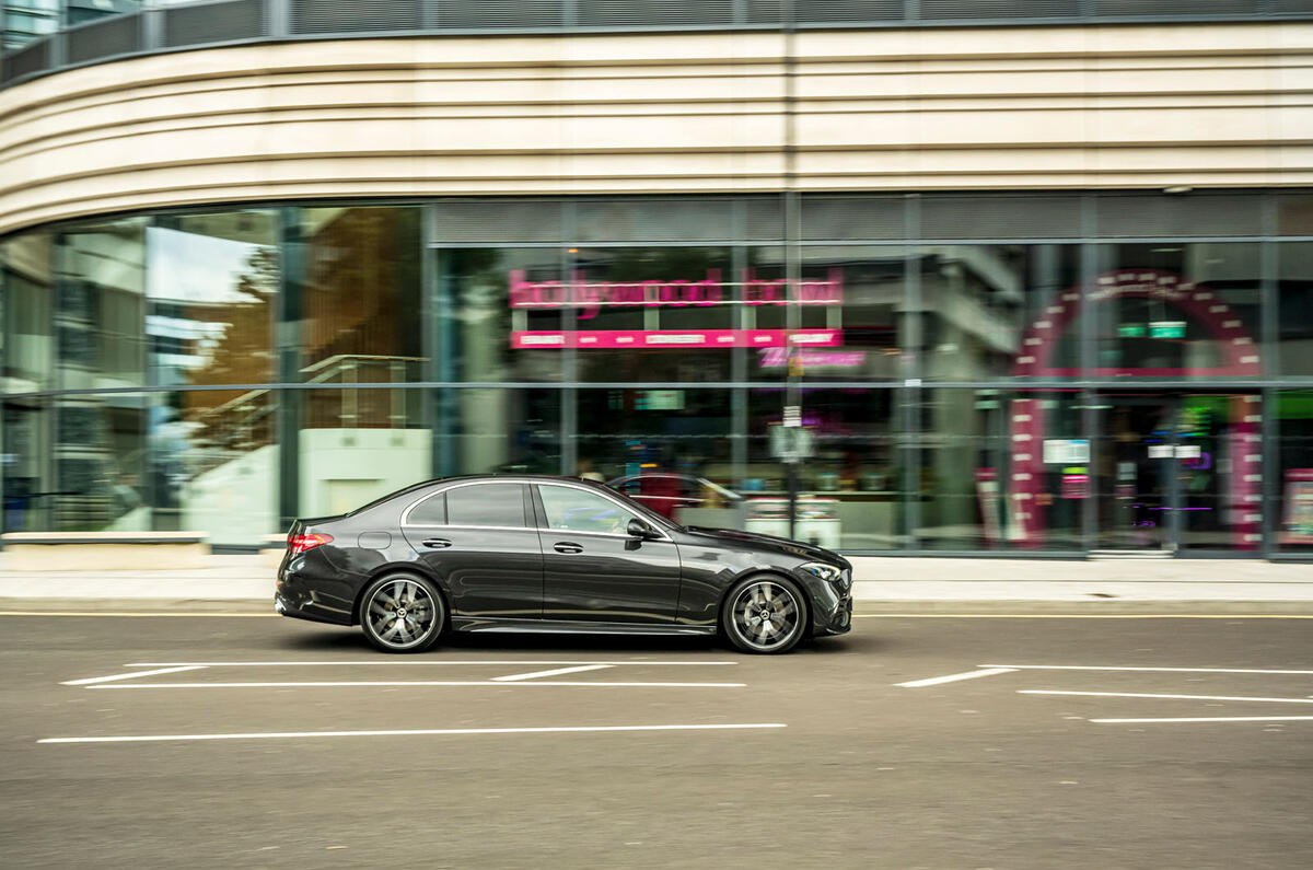 12 Mercedes C300d 2021 UE : essai routier sur le côté de la chaussée