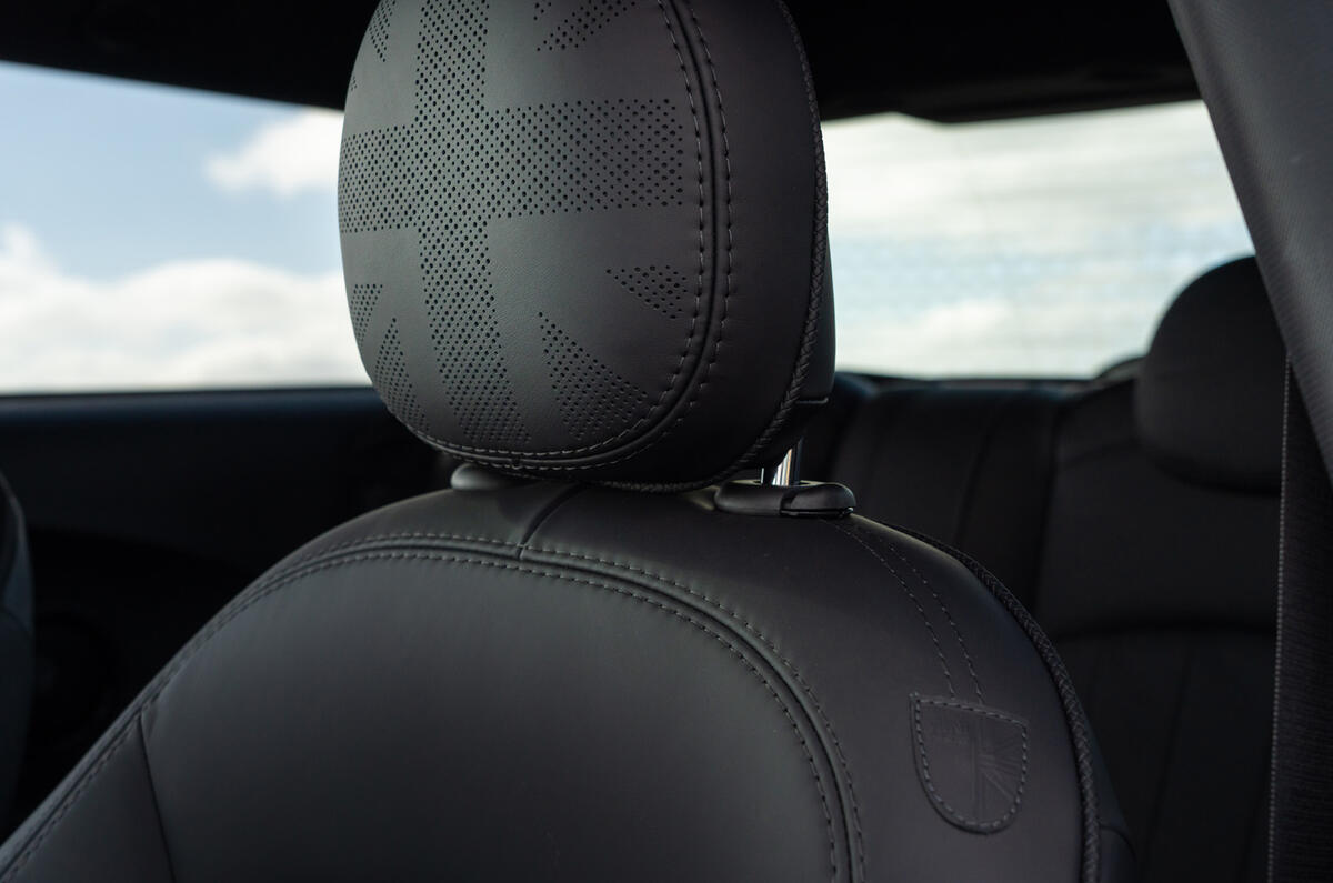 12 Mini Cooper S 2021 UK FD front seats