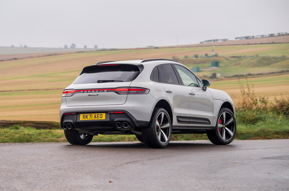 12 Porsche Macan S 2021 UE : essai de conduite en virage arrière