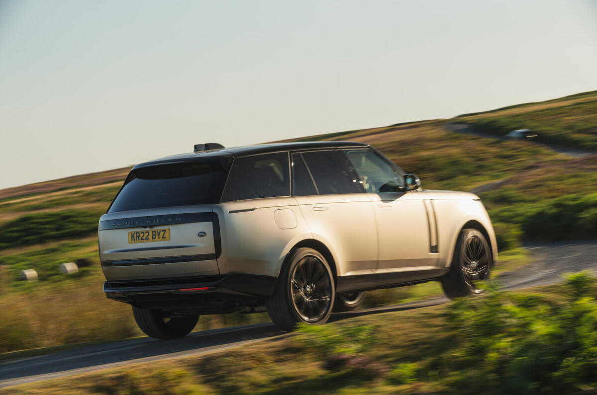 12 Range Rover V8 P530 FD 2022 coin arrière