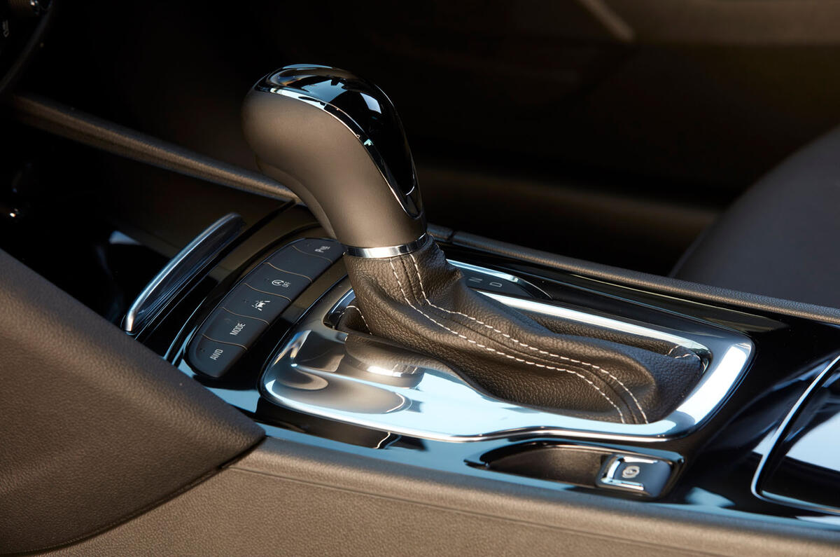 12 Vauxhall Insignia GSI 2021 : première console centrale d'examen de disques au Royaume-Uni