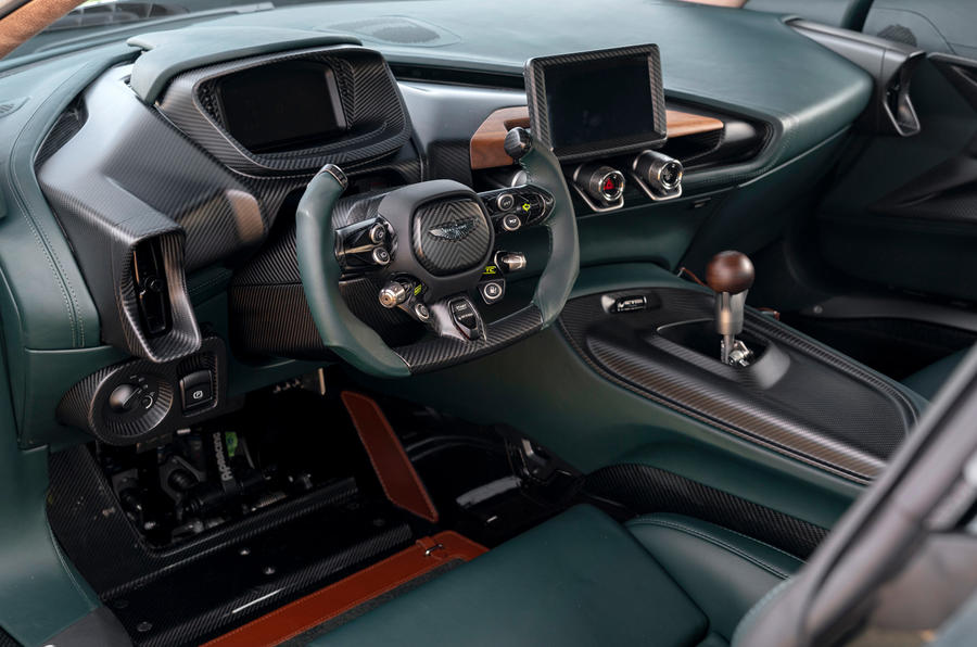 13 Tableau de bord de l'Aston Martin Victor 2021
