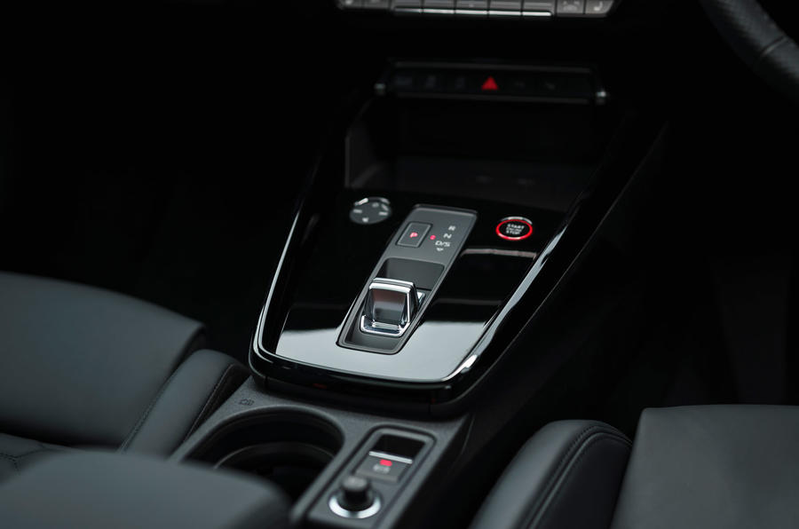 13 Console centrale de l'Audi RS3 saloon 2021 RHD first drive