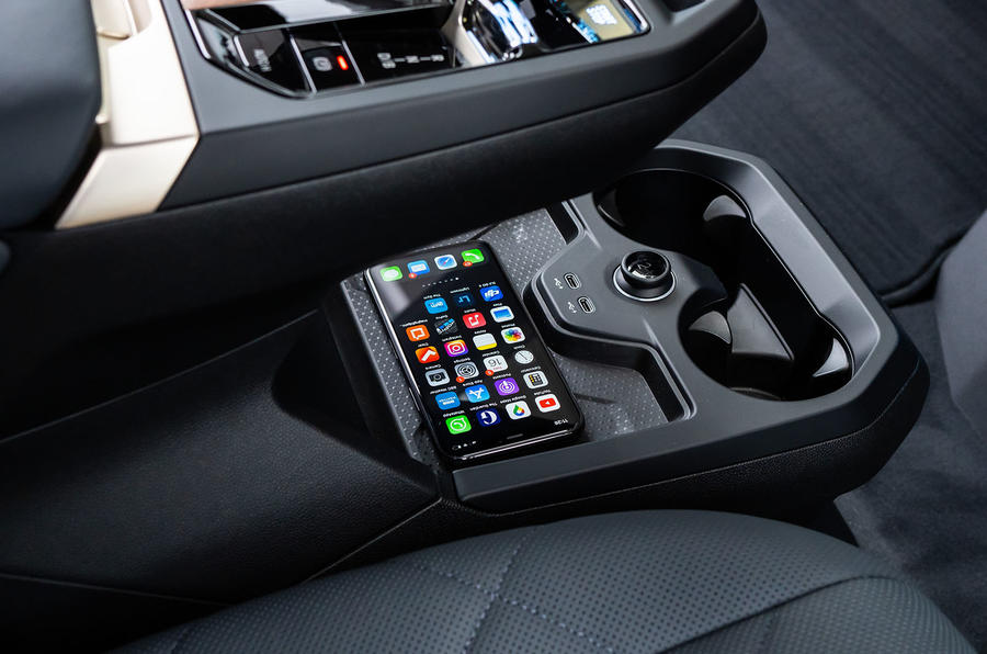 13 BMW iX 50 2022 UE : essai routier - Chargement de téléphone sans fil