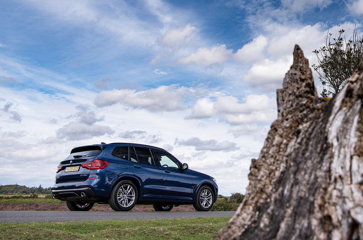 BMW X3 xDrive30e 2020 : premier examen de conduite au Royaume-Uni - statique arrière