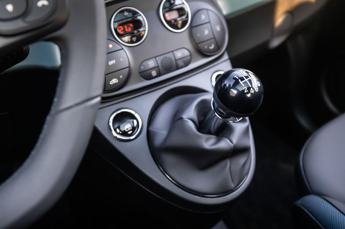 Fiat 500 Hybrid 2020 first drive review - gearstick