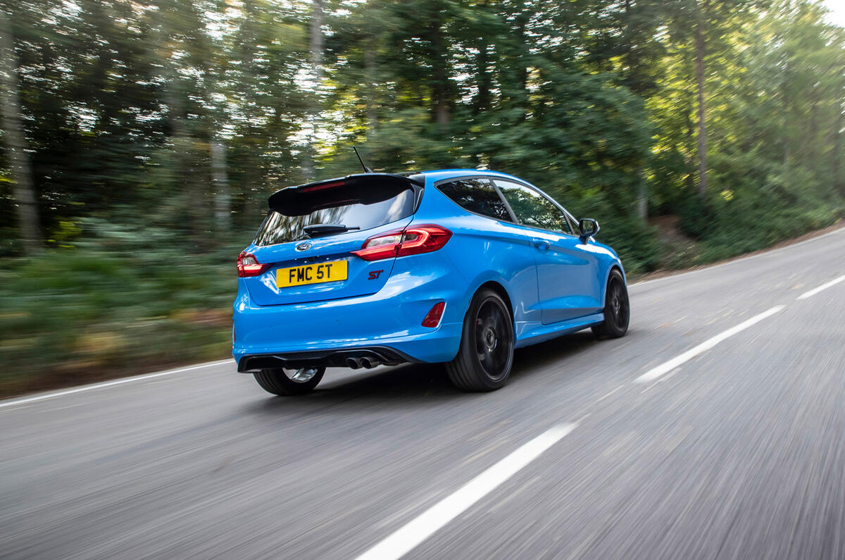 Ford Fiesta ST Edition 2020 : premier bilan de conduite au Royaume-Uni - l'arrière en virage