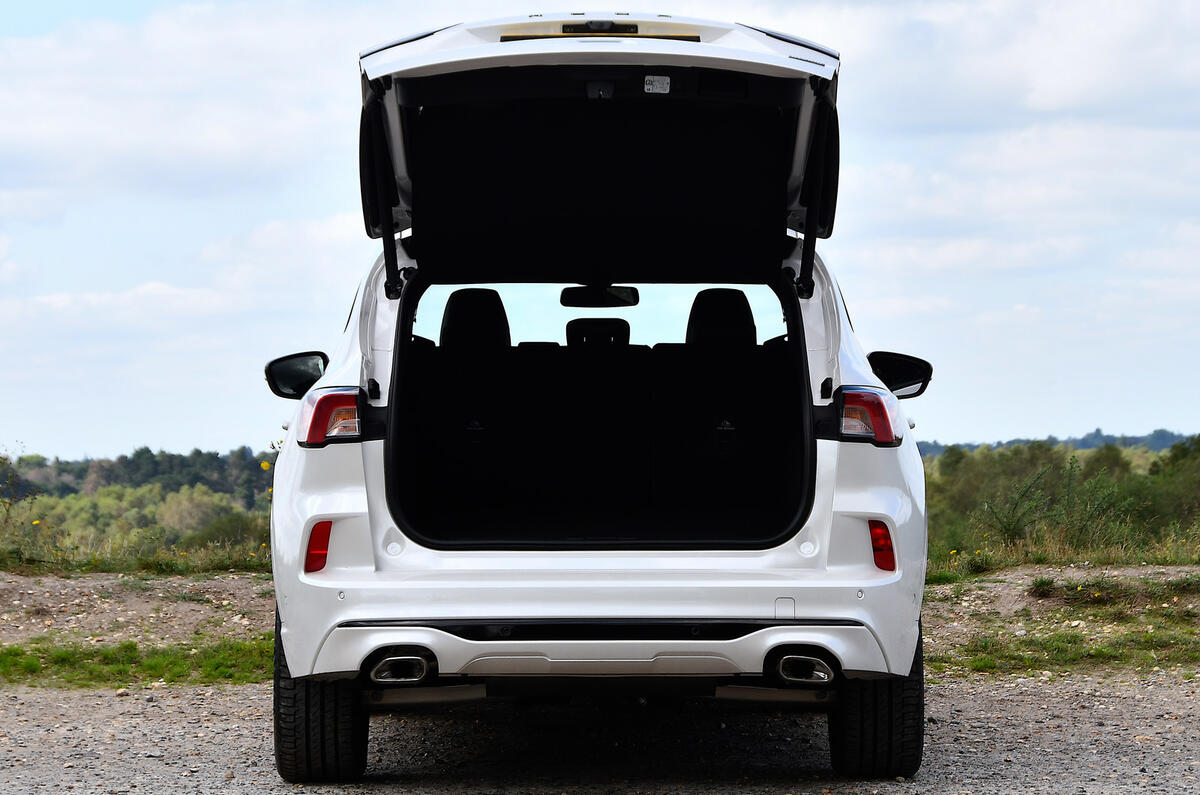 13 Ford Kuga Ecoblue MHEV 2021 Premier essai au Royaume-Uni du coffre arrière