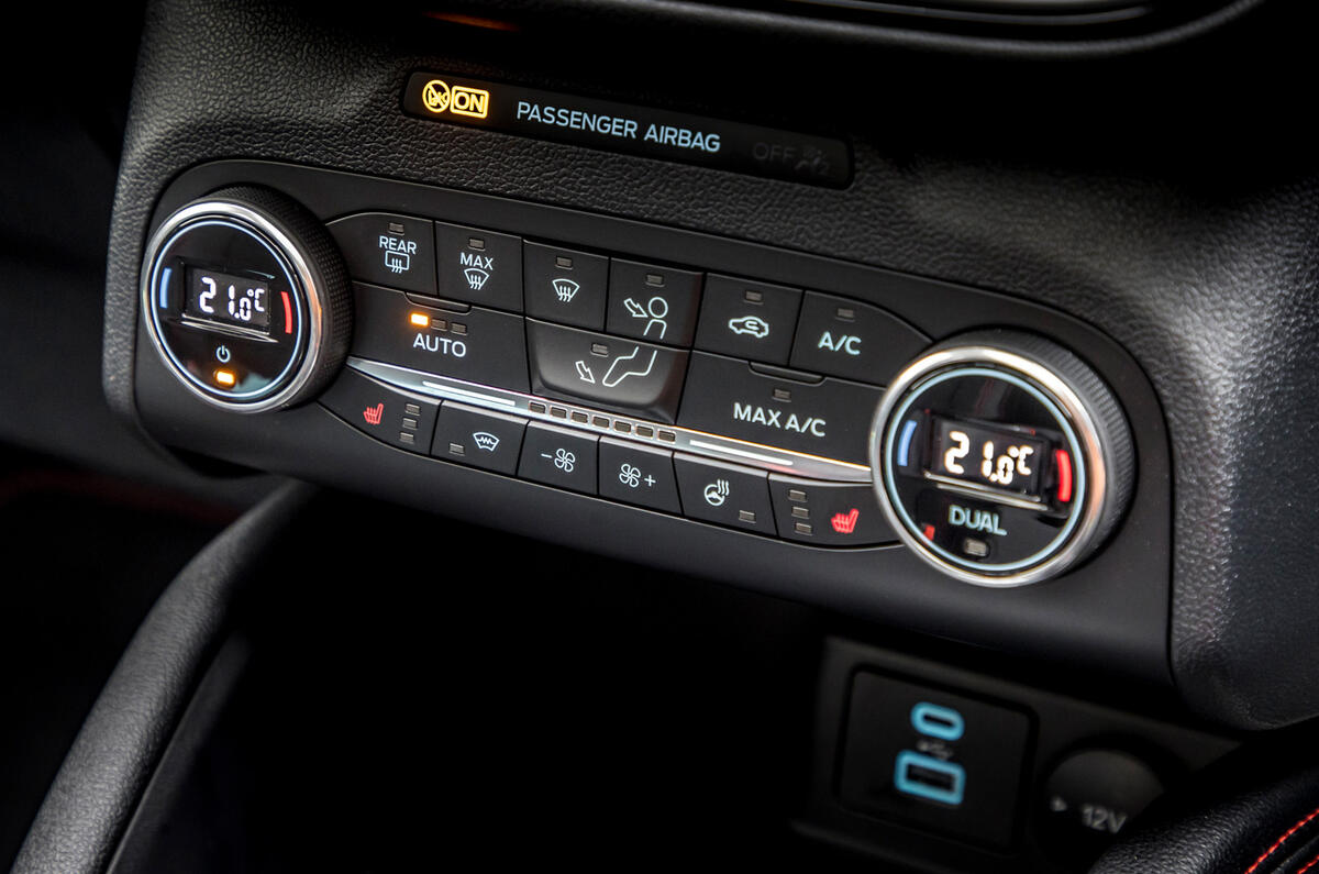 13 Ford Kuga FHEV 2021 UE FD commandes de climatisation