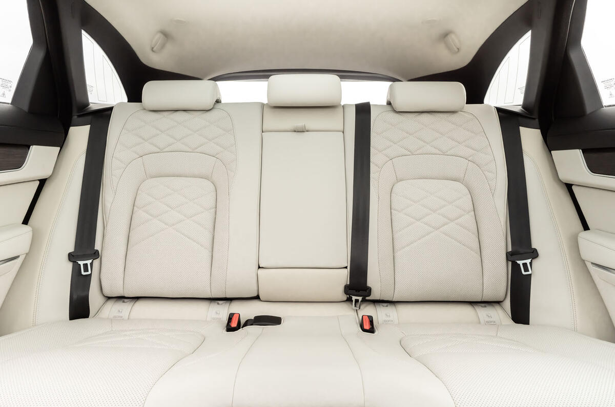 13 Jaguar F Pace P400e 2021 uk : essai de conduite - sièges arrière